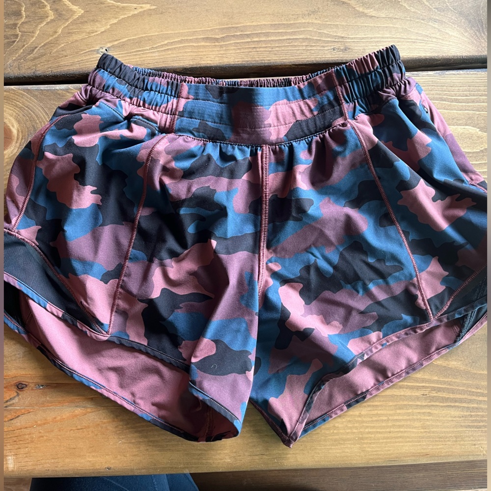 Lululemon Hotty Hot Low-Rise Lined Short 4" Size 6